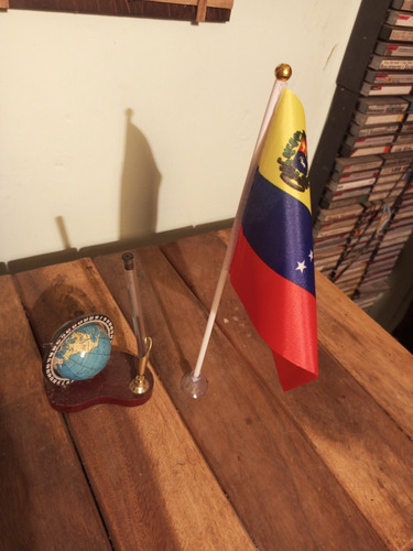 Bandera De Venezuela De Escritorio. Distinguida Y Elegante.