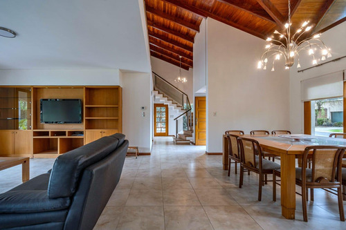 Venta/permuta Casa De 4 Dormitorios Con Amenities. San Marino, Funes Hills.