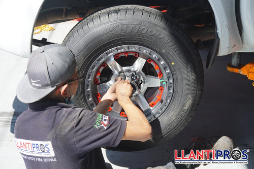 Servicio De Montaje Profesional De Llantas Para Auto