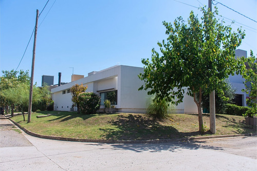 Casa En Planta Baja | 2 Dorm. | Pileta | Quincho | En Tejas 3