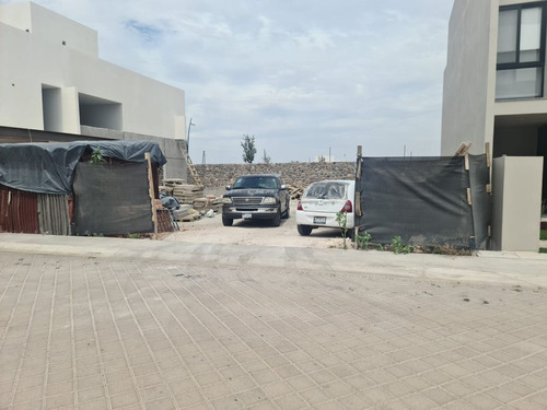 Se Vende Terreno Plano En Lomas Del Campanario De 270 M2, Op