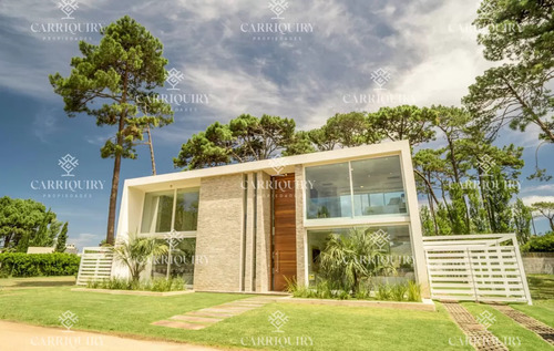 Venta De Casa 4 Dormitorios En Boulevard Park, Punta Del Este            