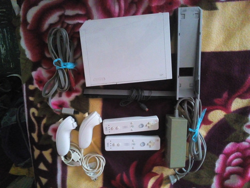 Nintendo Wii Con 2 Controles, Accesorios Y Juegos De Obsequi