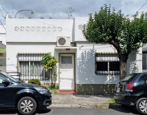 Casa. Tipo Ph. De 3  Amb. Al Frente- En Chacabuco 848, R.mejia.