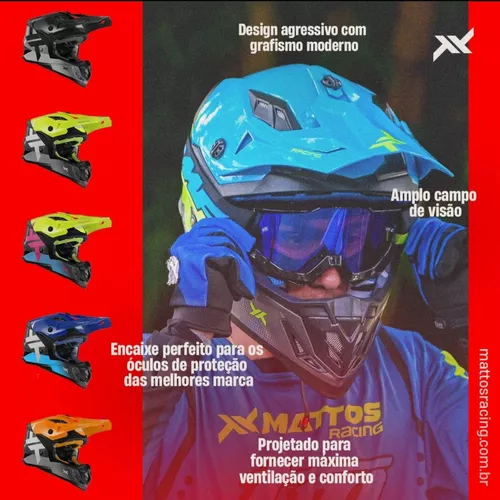 Piloto de motocross profissional com capacete e roupa de proteção