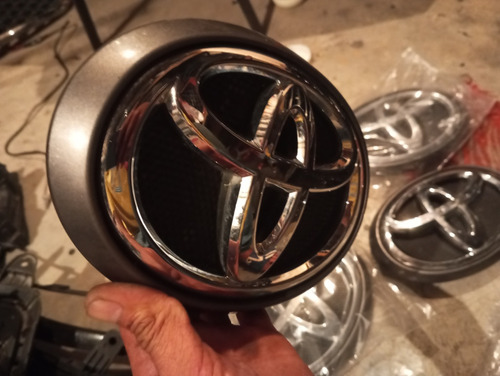 Emblema Original Toyota Hilux 2016-2020 - (Usado)