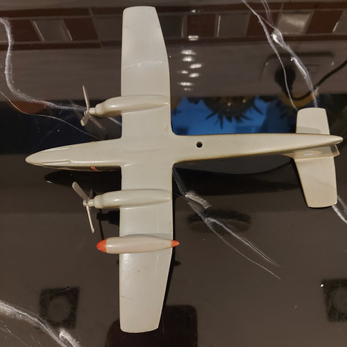 Avion De Coleccion Fuerza Aerea Pucara Con Base. 29cmx29cm Verde Musgo (Usado)