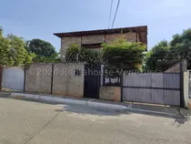 Comprar Raiza Suárez Vende Hermosa Casa Ubicada Municipio Peña 2  4  2  3  7  7  1 Posee 2 Habitaciones, 1 Baño, 4 Puestos De Estacionamiento,  Tanque De 15000lts, Con Su Hidroneumático, Cocina, Sala, Comedor