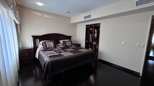 Hermosa Casa De 6 Ambientes Con Piscina Climatizada, Galeria Con Parrilla, Cochera Amplia Para Dos Autos.