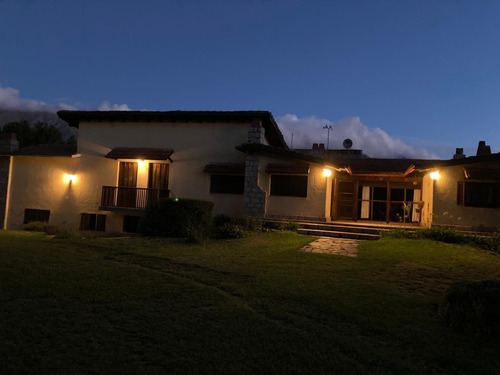 Imponente Chalet 2 Plantas Amplio Parque, 2 Piscinas Y Casa Casero En Las Calles