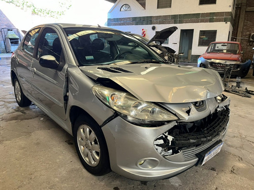 207 Compact Xs 1.4 Chocado En Marcha Andando