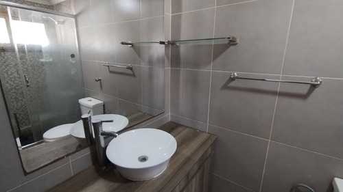 Confortable Casa Con Amplio Patio, 6d, 3b, 6e