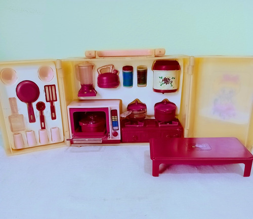 Maletinha Antiga Com Acessórios De Cozinha Para Barbie Etc