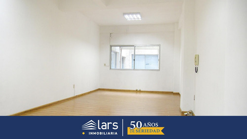 Oficina En Venta / Ciudad Vieja - Inmobiliaria Lars