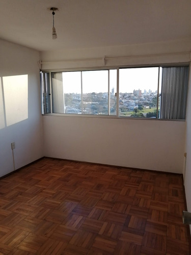 369-306    Se Vende En Montevideo Complejo Euskalerria Ch70 - Rentado