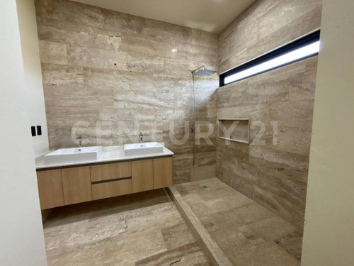 Residencia De Lujo En Vía Cumbres Con Amplios Espacios Y Exclusividad