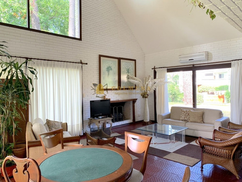 Excelente Residencia De 5 Dormitorios-ref:4553