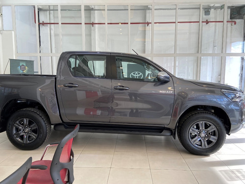 Imagen 6 de 16 de Toyota Hilux 4x2 D/c Srv 2.8 Tdi 6a/t My 2022 Mr