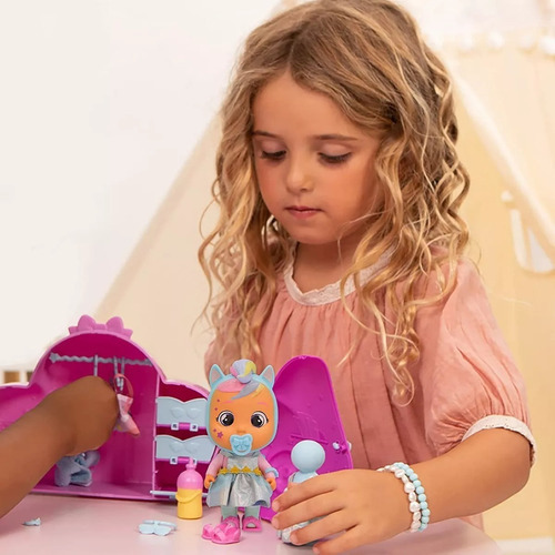 Imagen 7 de 8 de Cry Babies Muñeca Jenna Storyland Con Accesorios Y Armario