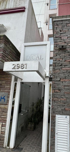 Alquiler Comercial Amplias Oficinas Con Balcon - Zona Plaza Mitre