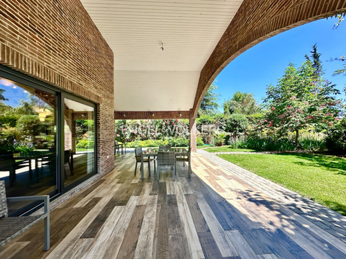 Casa Estilo Colonial Inglés, Borde De Cancha
