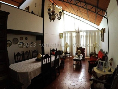 Yg Increíble Casa Con Dos Anexo, Potencial Para Remodelar Residencial O Comercial, Ubicada En Esquina Con Fácil Acceso En Venta En La Trinidad 24-1929 Ys