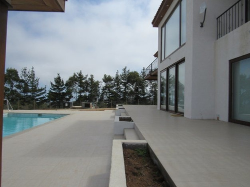 Imagen 1 de 10 de Moderna Casa En Parcela.