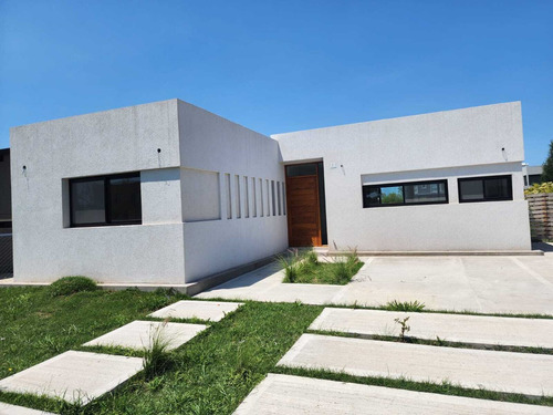 Casa  En Venta En Santa Elena, Pilar Del Este, Pilar