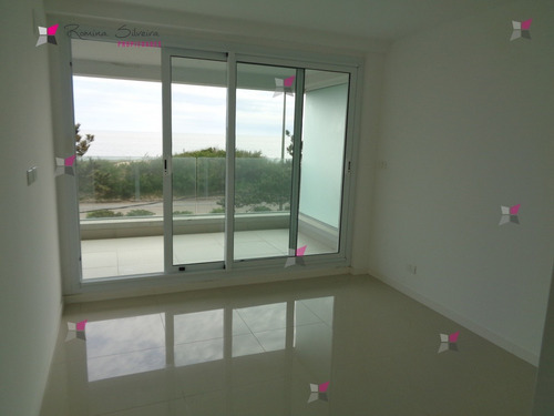 Espectacular Apartamento A Estrenar Ubicado En La Parada 20 De La Playa Mansa, En Primera Línea Frente Al Mar.- Ref: 9710