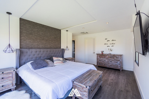 Imagen 8 de 14 de Casa En Venta De 4 Dormitorios, Piscina Y Barbacoa