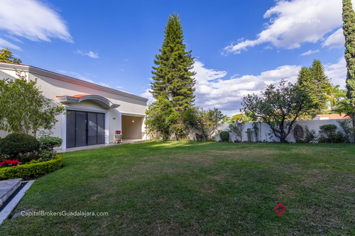 Residencia De Lujo En Venta En Colinas De San Javier, Con Alberca