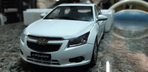 Miniatura Carro Chevrolet Cruze Sedan Branco 1:18 Paudi