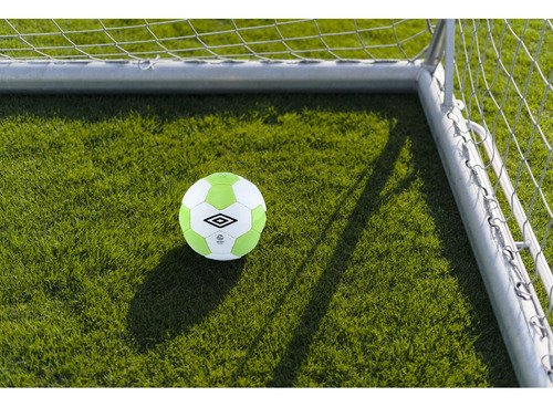 Pelota De Futbol Oficial Umbro Clasic N°5 Entrena Con Estilo