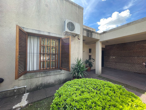 Venta Casa Apto Credito - 4 Ambientes - Centro - Luján