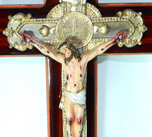 Crucifijo Cristo Medalla San Benito 28x18cms Resina/madera Dorado