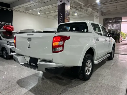 Mitsubishi L200 2.4 Cabina Doble 4x2 Mt