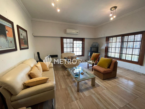 Casa En Venta 4 Ambientes Con Cochera Y Jardin En Bernal Centro