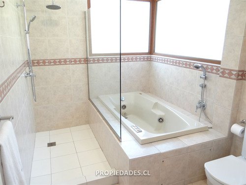 Casa En Venta De 4 Dorm. En Las Condes