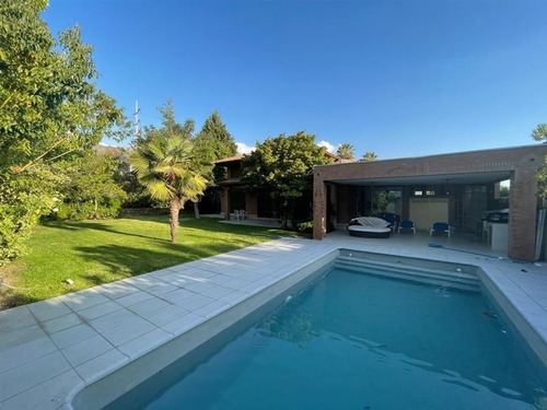 Imagen 1 de 29 de Casa En Venta En Condominio De 5 Dorm. Y Estar En Las Condes