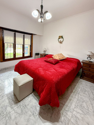 Venta Chalet 4 Ambientes, 3 Dormitorios, Garage, Quincho, Parque, Barrio La Florida