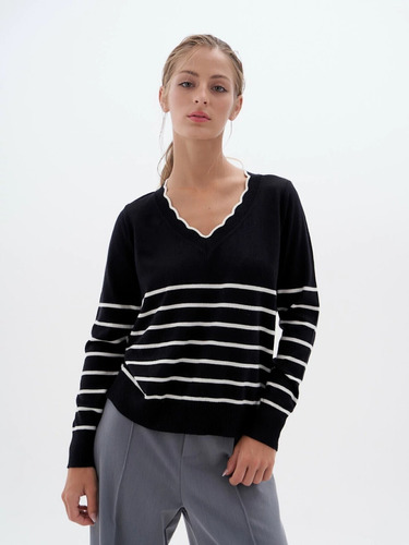 Sweater Rayado Con Detalle En Escote