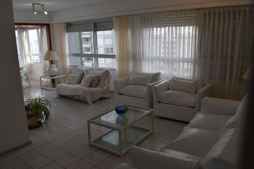 Cerca De La Zona Del Puerto Con Amplio Living Comedor- Ref: 5707
