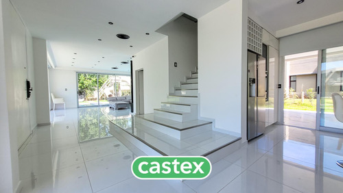 Casa En Venta En Terralagos, Canning