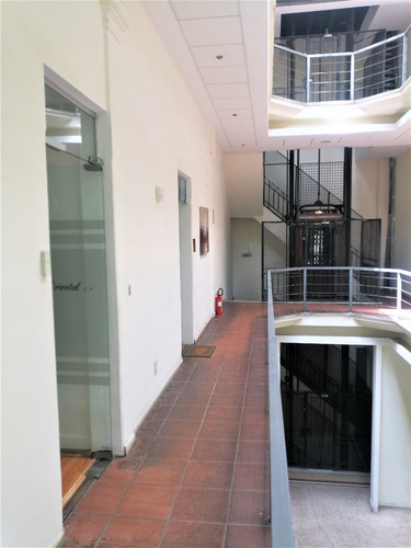 Se Vende Oficina En Ciudad Vieja, Excelente Estado.