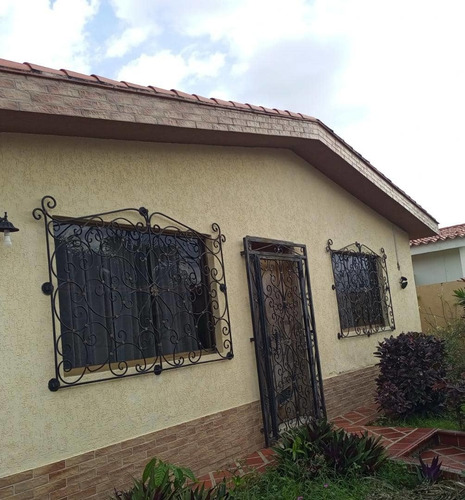 Imagen 2 de 28 de Casa Céntrica Calle Cerrada Sin Amoblar, Aire Acondicionado Central, Estilo Colonial En Alquiler Y/o Venta Trigal Norte (hg)