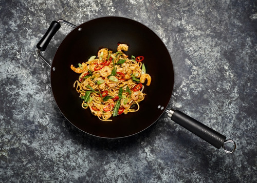 Imagen 4 de 8 de Wok Con Tapa 31cm, Rejilla Y Espátula Ken Hom