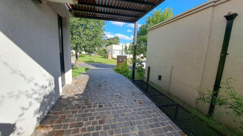 Casa En Venta - 3 Dormitorios 3 Baños - 715mts2 - Pilar