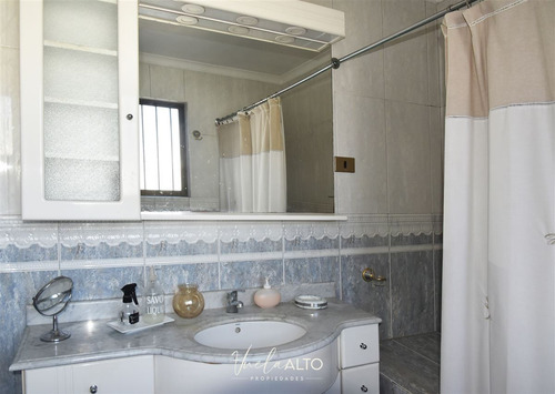 Casa En Venta De 4 Dorm. En Ñuñoa / Pasaje Abierto