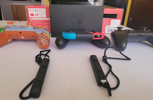 Consola Nintendo Switch Neon+ 3 Joystick + 2 Juegos Poco Uso (Usado)