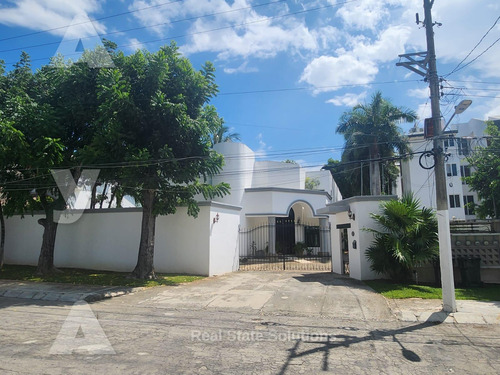 Casa En Venta 4 Recámaras, Amueblada, Piscina, Estudio Tv, Res. Campestre, Cancún